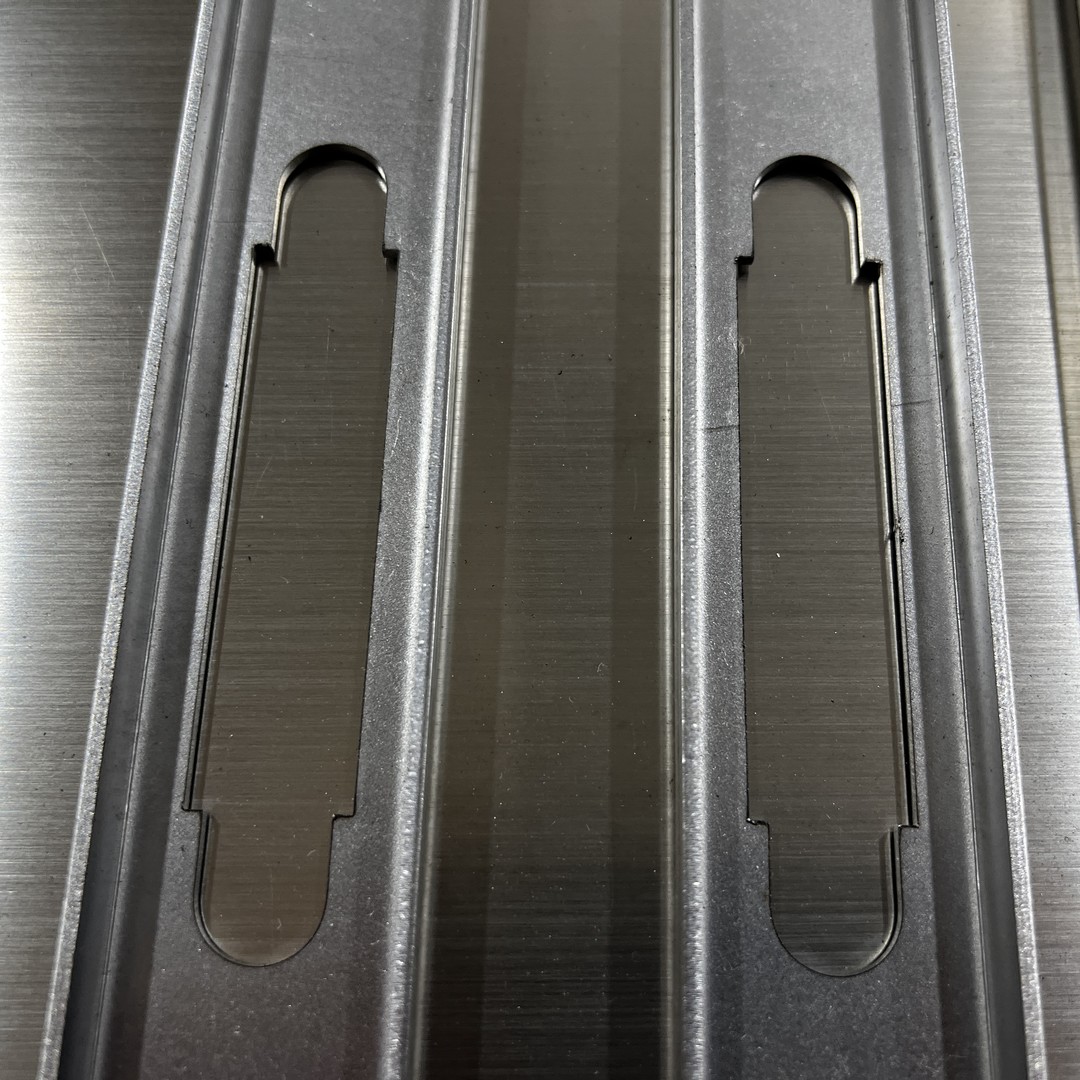 Лазерная резка алюминиевых металлических деталей из нержавеющей стали