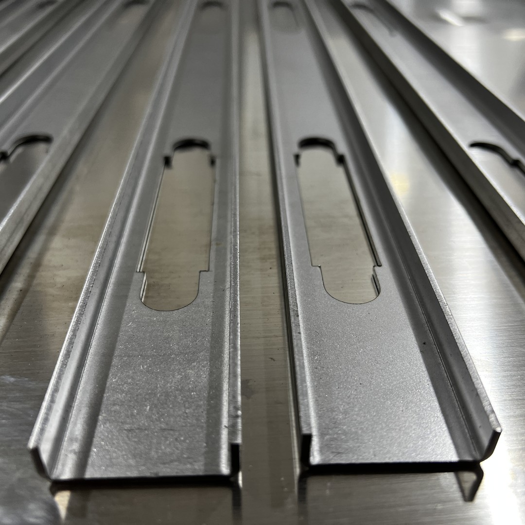 Лазерная резка алюминиевых металлических деталей из нержавеющей стали